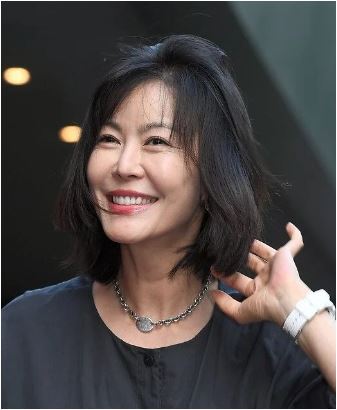 تغییر چهره «بانو یومیول» سریال جومونگ بعد ۱۸ سال! / لباس سفید شیک و جواهرات مرواریدی بازیگر ۵۶ ساله با مو‌های چتری