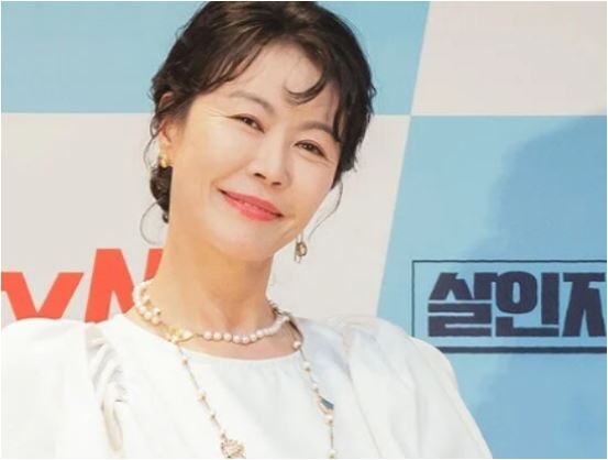 تغییر چهره «بانو یومیول» سریال جومونگ بعد ۱۸ سال! / لباس سفید شیک و جواهرات مرواریدی بازیگر ۵۶ ساله با مو‌های چتری