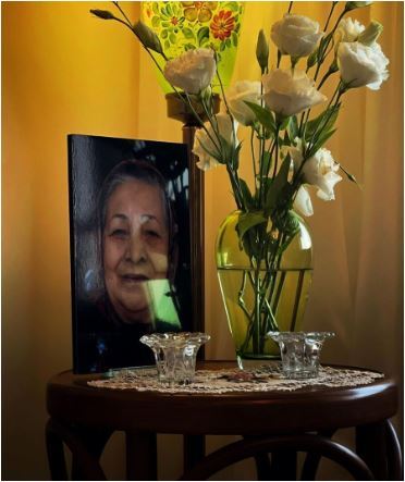 میز عزای ساده و جمع و جور مادر امیر آقایی، کاوه سریال نوار زرد در گوشه‌ای از خانه پدری+عکس/ روحش شاد