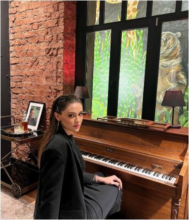 دکوراسیون سنتی و قدیمی اتاق موسیقی زهرا گونش در خانه‌اش در استانبول+عکس/ انتخاب پیانویی همرنگ با دیوار به سلیقه خانوم والیبالیست