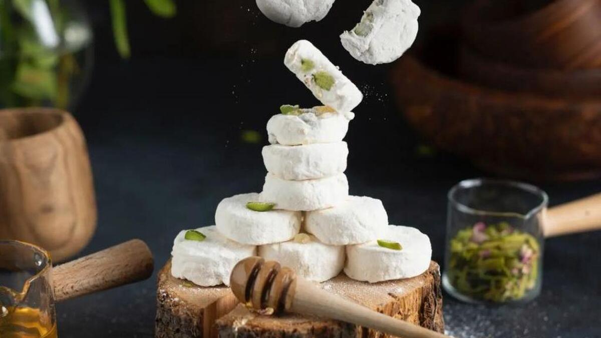 آموزش مرحله به مرحله تهیه گز آردی به سبک بازاری‌ها + عکس