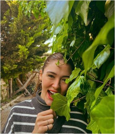 نگاهی به درخت انگور زینتی حیاط خونه باصفای زهرا گونش والیبالیست قدبلند ترکیه‌ای/ حیاط نگو باغ بگو😍👌+عکس