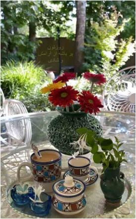 رونمایی ساره بیات از دیزاین جذاب میز عصرانه با چیدمان سرویس قهوه خوری سنتی و سفالی در ویلای شخصی+عکس/ تزئین میز با گل‌های چیده شده از باغ😍