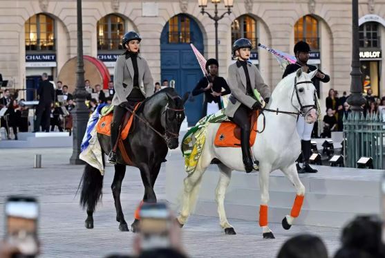 اسب سواری کندال جنر و جی جی حدید کف خیابان‌های پاریس