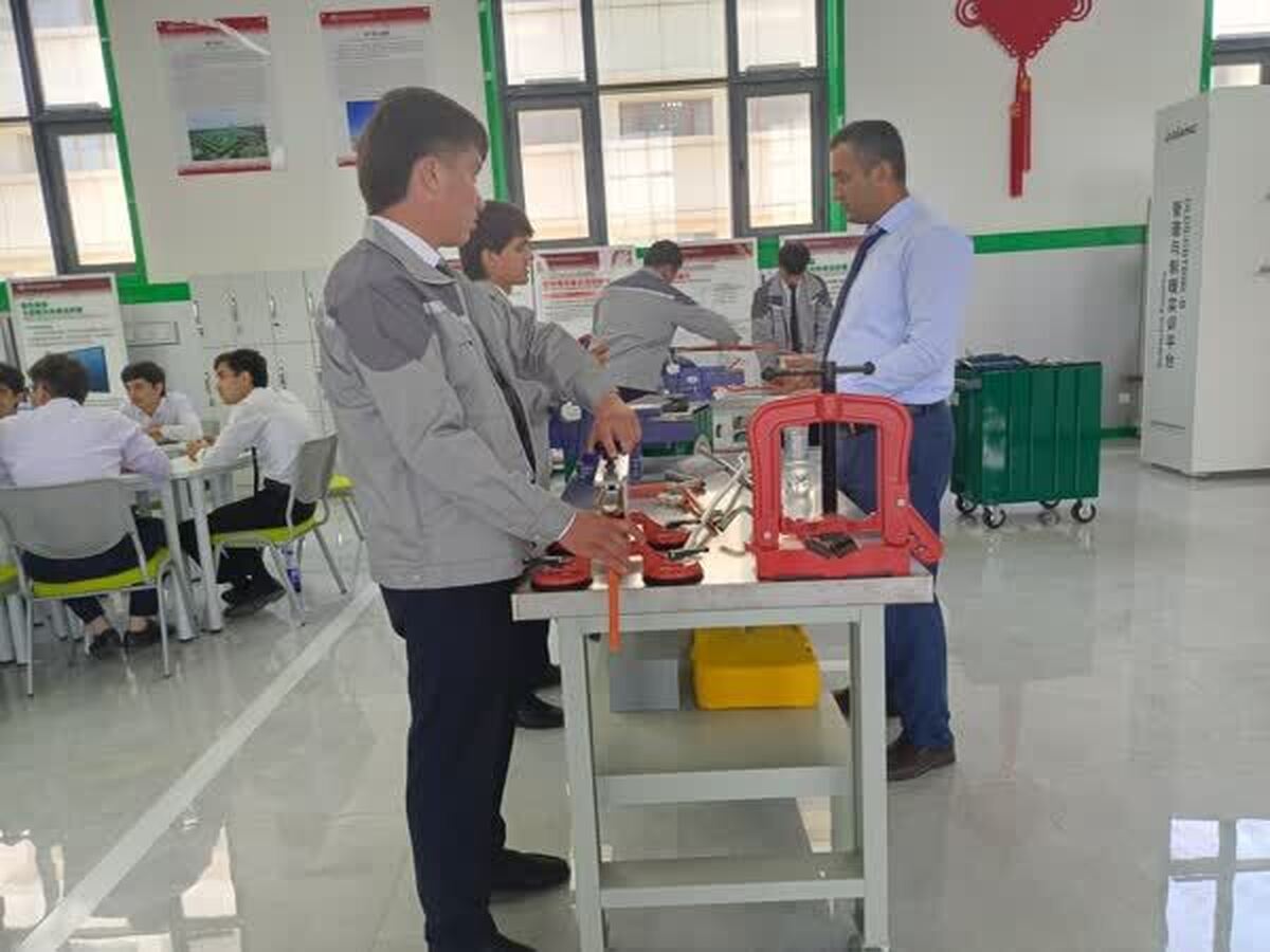 بازدید روزنامه‌نگاران چینی از کارگاه آموزشی «لو بان» در تاجیکستان