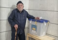 پیرمرد ۱۱۵ ساله دولت‌آبادی پای صندوق رأی