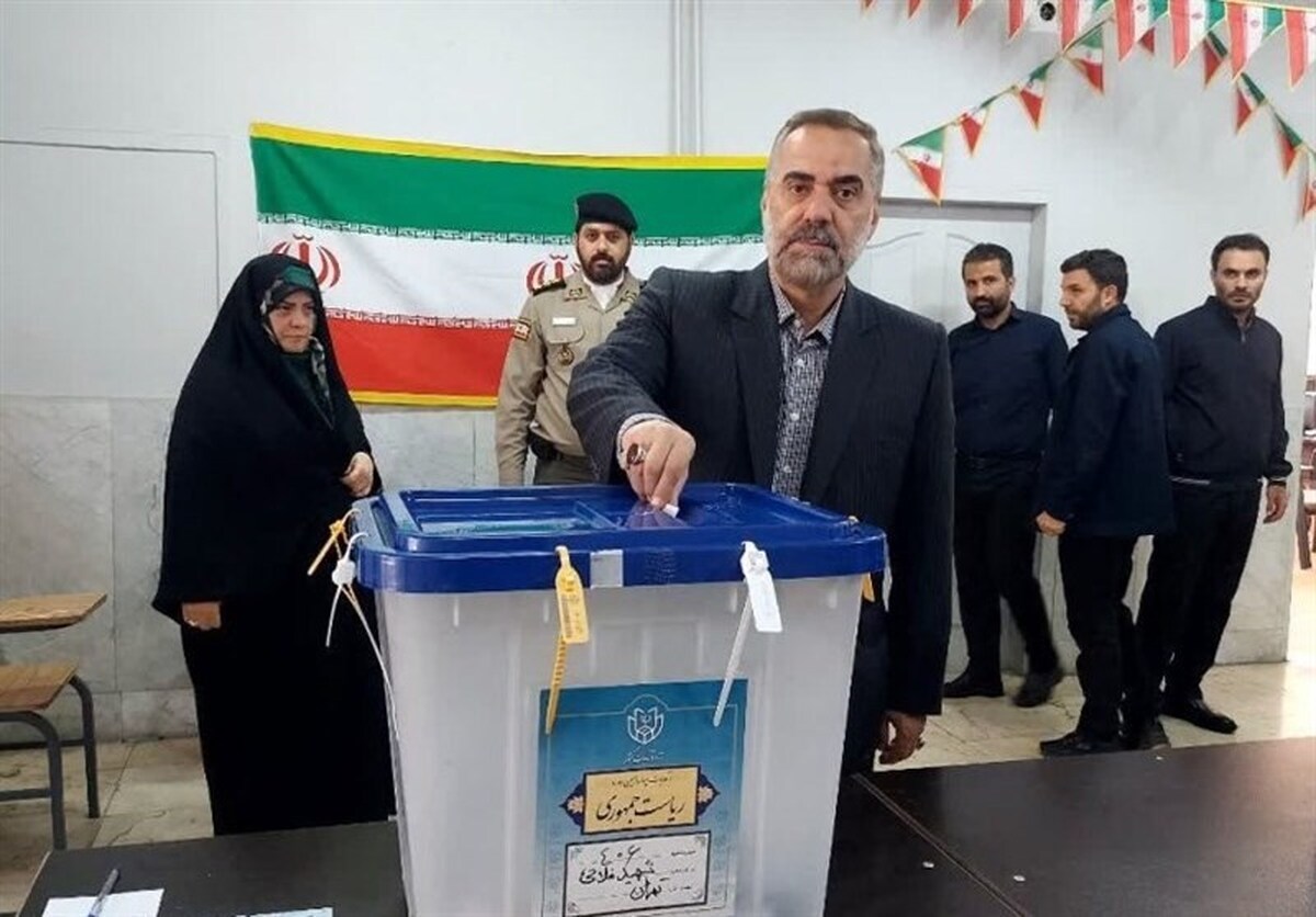 وزیر دفاع رای خود را به صندوق انداخت
