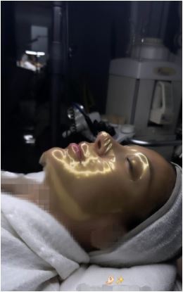 نگاهی به ماسک طلایی مینا مختاری برای مراقبت از پوست صورتش در روز‌های گرم تابستان + عکس/ چه ژست مایه دار طوری هم گرفته همسر بهرام رادان👌