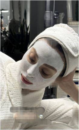 نگاهی به ماسک طلایی مینا مختاری برای مراقبت از پوست صورتش در روز‌های گرم تابستان + عکس/ چه ژست مایه دار طوری هم گرفته همسر بهرام رادان👌