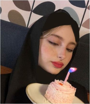 جشن تولد ساده و اروپایی ۲۰ سالگی سارای سریال پایتخت و مینی کیک توت فرنگی زیبایش/ شیک و امروزی+عکس