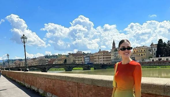 لباس رنگین کمانی هانده ارچل در سفرش به ایتالیا