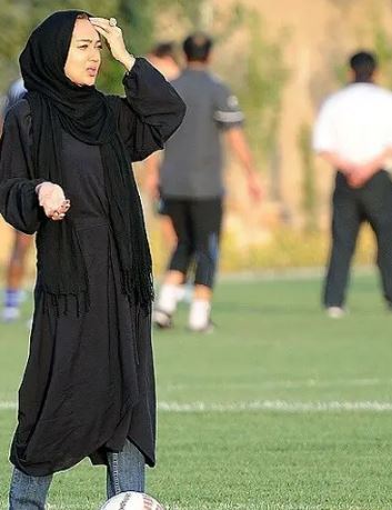 تصاویری جالب از نیکی کریمی در حال فوتبال بازی کردن تصاویری جالب از نیکی کریمی در حال فوتبال بازی کردن