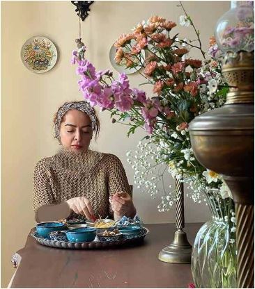 نگاهی به چیدمان میز ناهارخوری خانه خواهر شقایق دهقان؛ چراغ نفتی عتیقه با ترکیب گل‌های خوش‌رنگ و بهشتی+عکس/ اون رومیزی چی میگه این وسط😍
