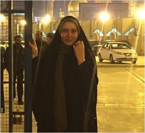 حجاب زیبای فریبا نادری با چادر و علم مذهبی با نوشته لبیک یا حسین (ع) در پیاده روی اربعین کربلا/ زیارت قبول+عکس