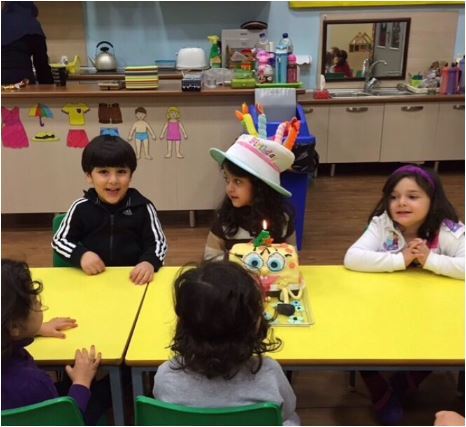 نگاهی به کیک تولد ۴ سالگی با طرح باب اسفنجی نورا دختر علی دایی در مهد کودک +عکس/ دختر آقای فوتبالیست چه کیوت و بامزه شده با کلاه
