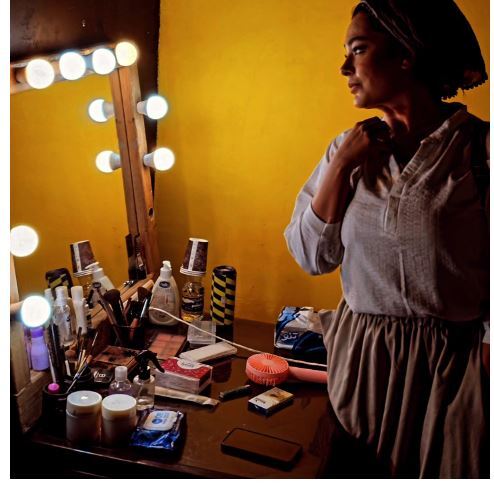 ساینا سالاری با شلوار کردی در اتاق گریم+عکس