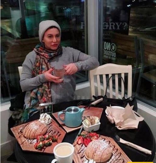 شال و کلاه کردن فریبا نادری در یک رستوران دنج همراه با حضرت یار! +عکس