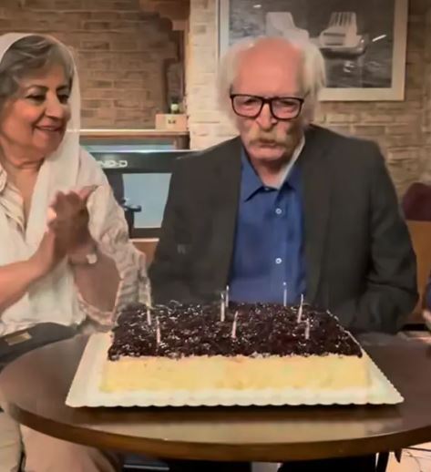 جشن تولد ساده و بی سر و صدای محمود دولت‌آبادی با یک کیک خونگی