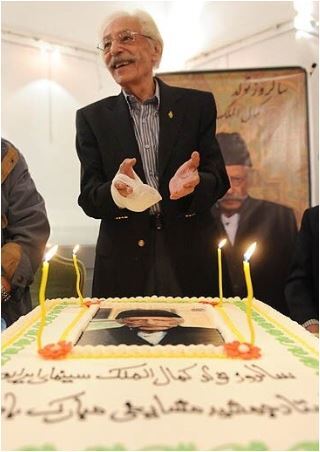 نگاهی به جشن تولد ۸۲ سالگی استاد جمشید مشایخی، کمال الملک سینمای ایران و رونمایی از هدیه شیک و امروزی همسرش/ روحشان شاد+عکس