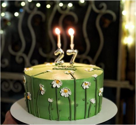 نگاهی به کیک تولد ۲۸ سالگی شیک و شکوفه‌ای زیبا کرمعلی، بازیگر فیلم لاتاری/ چه طرح و رنگ منحصر به فردی+عکس