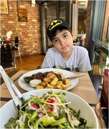 سفارش غذای سالم و مقوی سپیده خداوردی برای پسرش در یک رستوران شیک و پیک/ مامانش همه جوره به فکر سلامتیش هست+عکس