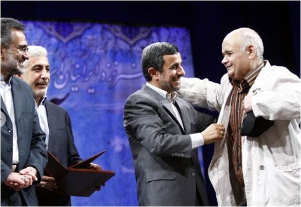 حاشیه‌های جالب و متفاوت حضور احمدی نژاد در مراسم تجلیل از داریوش ارجمند و اکبر عبدی ۱۱ سال پیش+عکس