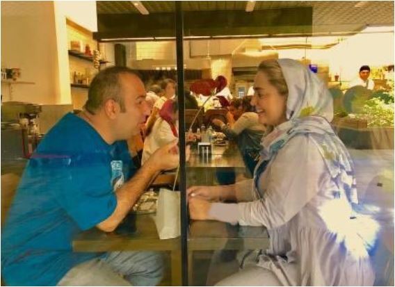 عکس جذاب و عاشقانه نرگس محمدی و همسرش با ژست متفاوت از پشت شیشه‌های یک رستوران زیبا/ ایشالا به پای پیر بشین+عکس