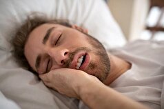 علت و روش‌های درمان صحبت کردن در خواب و هزیون گفتن