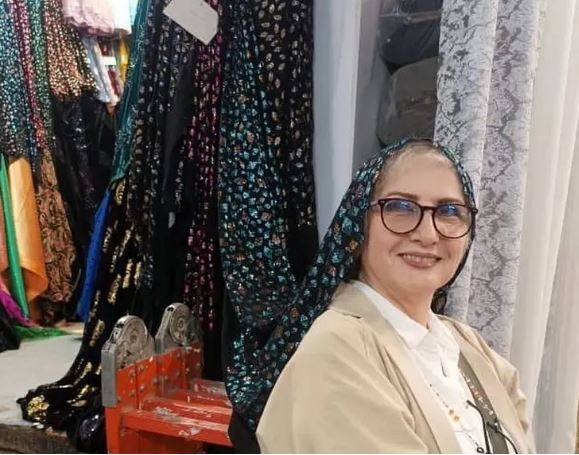 بازیگوشی بازیگر نقش «نرگس مادر ستایش» در بازار / از این سن و سال بعیده!
