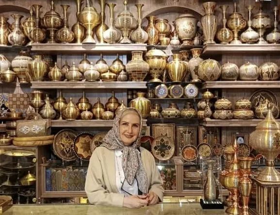 بازیگوشی بازیگر نقش «نرگس مادر ستایش» در بازار / از این سن و سال بعیده!