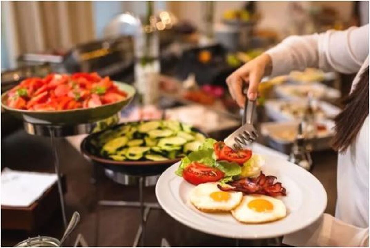 چگونه با میل شدید غذا خوردن مقابله کنیم؟