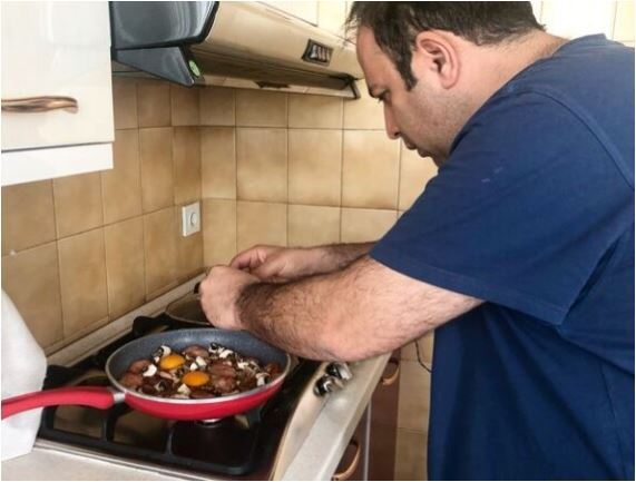 آشپزی عاشقانه علی اوجی برای خانم بازیگر +عکس/ چه با عشق و علاقه آشپزی عاشقانه علی اوجی برای خانم بازیگر +عکس/ چه با عشق و علاقه
