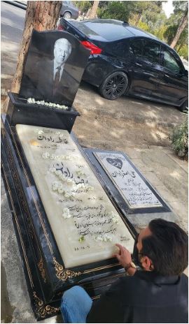 تصویری از خانه ابدی پدر بهرام رادان و مادر بزرگش که سنگ قبرشان مشترک است/روحش شاد و یادش گرامی...