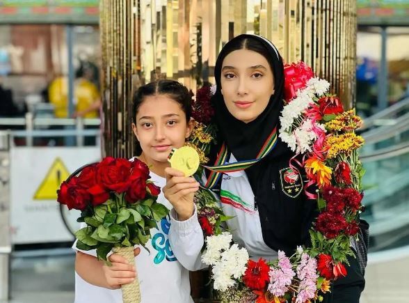 عکس‌های خانوادگی مبینا نعمت زاده که تا به حال ندیده اید! + پدر خوشتیپ مبینا نعمت زاده!