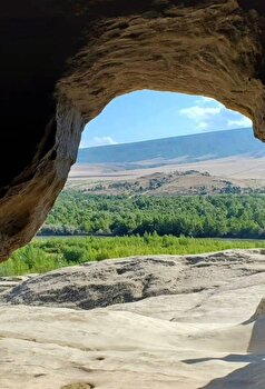 غارتاریخی روستای صومعه زرین در سراب