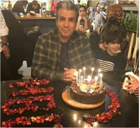 نگاهی به جشن تولد عاشقانه آریا عظیمی نژاد، داور پرانرژی برنامه عصرجدید و تزئین زیبای میز با گلبرگ‌های سرخ/ مبارکا باشه+عکس