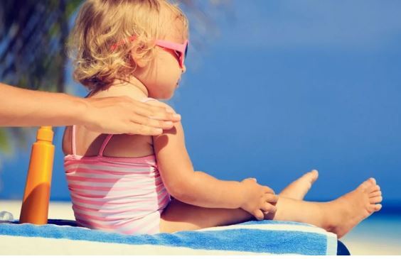 نکاتی ناگفته درمورد تفاوت‌های ضد آفتاب کودکان و بزرگسالان