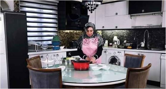 نگاهی به چیدمان آشپزخانه مدرن خانه فلور نظری در تهران+عکس/ از میز غذاخوری چهار نفره چوبی تا ستِ سفید لوازم برقی👌