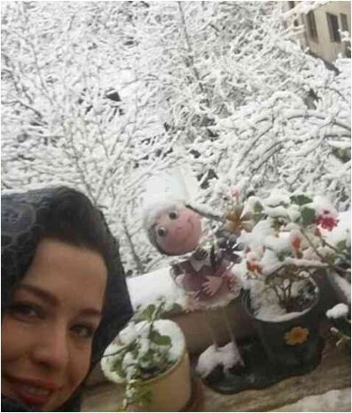 تفاوت دیدنی بالکن خانه مهراوه شریفی نیا در تابستان و زمستان با عروسکی که پای ثابت بالکن خانوم بازیگره+عکس/ خوش‌سلیقگی و چیدمان دخترانه توی تصاویر موج میزنه😍