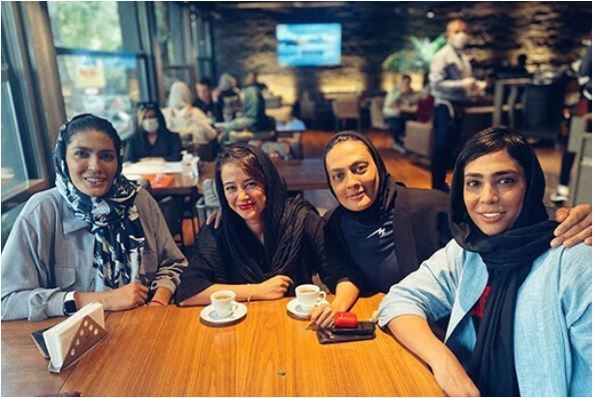 دورهمی شاد و صمیمی الناز حبیبی با خواهران منصوریان در رستورانی شیک و لاکچری+عکس