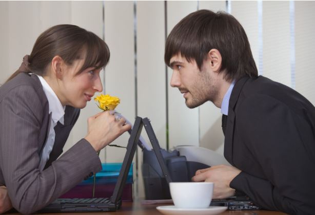 اگر درگیر یک رابطه عاشقانه در محل کارتان شده اید این نکات را رعایت کنید/رابطه با مافوق ممنوع!