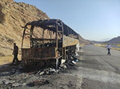 اتوبوس مسافربری حامل زائران در محور ایلام به مهران دچار حریق شد