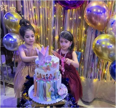 دیزاین شیک و امروزی جشن تولد باکلاس خواهرزاده یکتا ناصر با حضور سوفیا کوچولو/ عجب کیک عروسکی و برجسته فوق العاده‌ای+عکس
