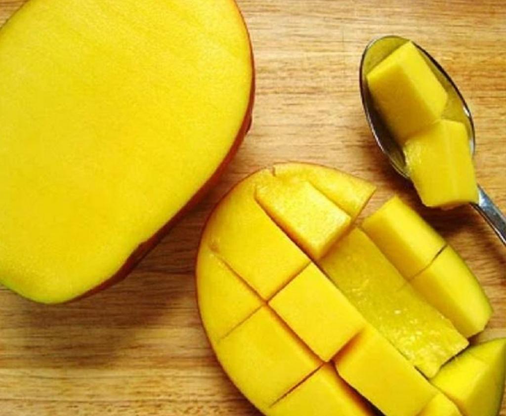 آموزش مرحله به مرحله تهیه پوره انبه با طعمی دوست داشتنی برای کودکان