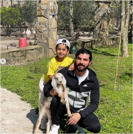 طبیعت گردی سینا مهراد به همراه برادر زاده اش آقا هامون در کنار برغاله +عکس/ چه عمو و برادرزاده شاد و شنگولی