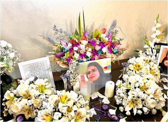 تزئین میز عزای مادر حمید گودرزی با شمع و گل و عکس یادگاری در خانه مجللشان /روحش شاد و یادش گرامی +عکس