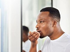 چه عواملی باعث بوی بد دهان می‌شوند / درمان‌های خانگی هالیتوزیس