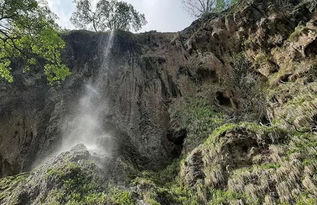 آبشار بیشه لرستان؛ ترکیبی از جنگل‌های بلوط و ریل قطار که روح شما را جلا می‌بخشد