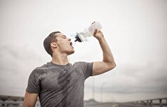 نوشیدن آب و دیگر مایعات به صورت ایستاده چه خطراتی دارد؟