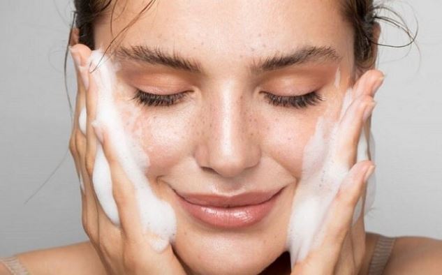 اگر می‌خواهید پوستی سالم و شفاف داشته باشید پاکسازی و شستشوی مداوم را جدی بگیرید